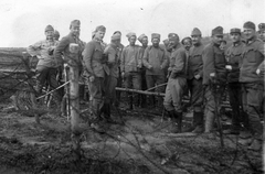 1917, Wein Sarolta, First World War, uniform, tableau, men, telescope, prisoner of war, wire obstacle, fence, soldier, Soviet soldier, Fortepan #16322