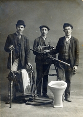 Hungary, Budapest VI., Nagymező utcai Bádogos Ipari Tanonc Iskola., 1908, Gödér Hajnal, toilet bowl, Budapest, plumber, three people, industry, Fortepan #163224