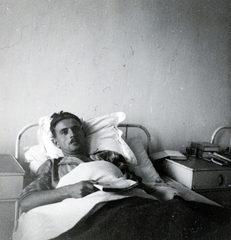 Magyarország, Budapest VIII., Mária utca, a Pázmány Péter Tudományegyetem (később Semmelweis Egyetem) Klinikája., 1945, Gödér Hajnal, Budapest, férfi, pizsama, ágy, betegellátás, Fortepan #163230