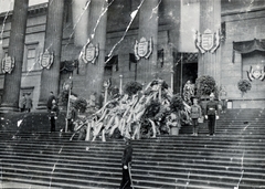 Magyarország, Budapest VIII., a Magyar Nemzeti Múzeum lépcsője, Bem tábornok hamvainak ravatala. Lengyelország Törökországból, Budapesten át, lengyel szülővárosába vitette örök pihenőre a magyar szabadságharc legendás hősének hamvait., 1929, Gödér Hajnal, rendőr, lépcső, koszorú, temetés, címer, Budapest, Fortepan #163255