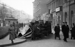 Magyarország, Budapest VIII., a József körút kiteresedése a Krúdy (Bangha Béla) utca sarkától a Baross utca felé nézve., 1956, Gödér Hajnal, Budapest, járműroncs, nyilvános WC, Fortepan #163266