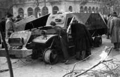 Magyarország, Budapest VIII., József körút, kiégett szovjet BTR-152 páncélozott lövészszállító jármű, háttérben balra a Rökk Szilárd utca torkolata., 1956, Gödér Hajnal, BTR 152, Budapest, járműroncs, kíváncsiság, Fortepan #163267