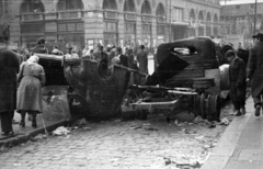 Magyarország, Budapest VIII., Blaha Lujza tér, háttérben balra a Corvin Áruház, jobbra a metróépítkezés épülete., 1956, Gödér Hajnal, Budapest, járműroncs, Fortepan #163268