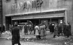 Magyarország, Budapest VIII., József körút, a felvétel a Szabad Nép könyvesboltja előtt készült., 1956, Gödér Hajnal, Budapest, forradalom, ballonkabát, csoportosulás, Fortepan #163273