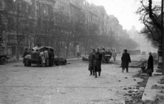 Magyarország, Budapest IX., háttérben a Ferenc körút Tűzoltó utca - Tompa utca - Mester utca közötti házsora., 1956, Gödér Hajnal, Budapest, utcakép, járműroncs, forradalom, kíváncsiság, Fortepan #163274