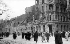 Magyarország, Budapest VIII., Üllői út a Körút irányába nézve, jobbra a Nagy Templom utca torkolata., 1956, Gödér Hajnal, Budapest, járókelő, épületkár, Fortepan #163283