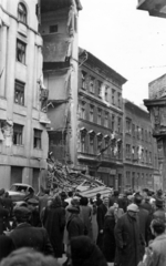 Magyarország, Budapest VIII., a romos Baross utca 46. számú ház a Mária utca felől nézve., 1956, Gödér Hajnal, Budapest, bámészkodás, csoportosulás, épületkár, Fortepan #163295