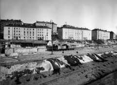 Magyarország, Komló, az iparvágányokon túl a Zrinyi Miklós utca házsora, távolabbi az Arany János utca épületei látszanak., 1953, Hegybíró család, lakótelep, sínpálya, Fortepan #163323