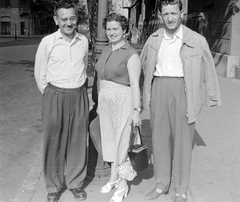 Hungary, Budapest IX., Bakáts utca a Bakáts tér felé nézve., 1958, Kurutz Márton, tableau, men, street view, glasses, wrist watch, handbag, lady, skirt, sandal, Budapest, blouse, Fortepan #16344