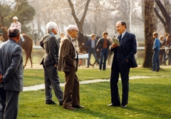 Magyarország, Budapest X., Albertirsai (Dobi István) út, Lóversenypálya (később Kincsem Park)., 1986, Kopátsy Sándor, beszélgetés, lóverseny, Budapest, színes, Fortepan #163490