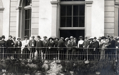 Svájc, Scuol, Tarasp, ekkor onnálló ma a település városrésze. Csoportkép a Hotel Schweizerhof & Ballhaus Vulpera teraszán álló emberekről., 1912, Suzanne Lorant, kalap, korlát, Fortepan #163704