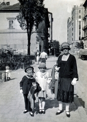 Hungary, Városmajor, Budapest XII., Csaba utca a kistemplom előtt, háttérben a Krisztina körút sarkán a Postapalota., 1926, Fadgyas Bence, Budapest, Fortepan #163805