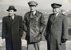 Hungary, Budaörs Airport, Budapest XI., bőrkabátban verőczei Andrássovich István m. kir. repülő százados., 1938, Fadgyas Bence, Budapest, three people, men, peaked cap, leather jacket, Fortepan #163878