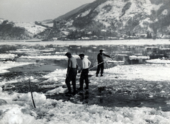 Magyarország,Dunakanyar, Nagymaros, jég kitermelése a Duna-part közelében. Szemben Visegrád, az Alsóvár a lakótoronnyal / Salamon-torony., 1934, Fadgyas Bence, Fortepan #163899