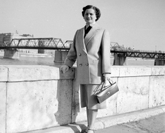 Hungary, Budapest I., Bem rakpart, háttérben a Kossuth híd., 1956, Kurutz Márton, portrait, Kossuth-bridge, handbag, lady, costume, Budapest, Fortepan #16394