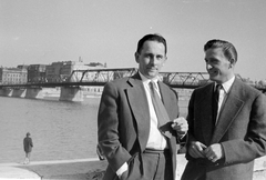 Hungary, Budapest I., Bem rakpart, háttérben a Kossuth híd., 1956, Kurutz Márton, Kossuth-bridge, Budapest, men, double portrait, Fortepan #16395