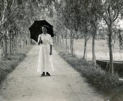 1918, Artkraft, sunshades, white dress, lady, alley, Fortepan #164046