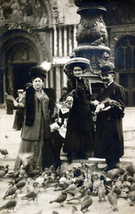 Italy, Venice, Szent Márk tér, háttérben a székesegyház., 1911, Artkraft, hat, dove, street lamp, Fortepan #164053