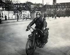 Hungary, Budapest I., Bem (Margit) rakpart a Szent Anna plébánia előtt, háttérben a Batthyány térnél az Erzsébet apácák egykori kolostora és kórháza (később szociális otthon) és a a Szent Ferenc sebei templom., 1930, Artkraft, Budapest, leather jacket, leather cap, motorcycle, Fortepan #164117