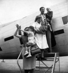 Hungary, Ferihegy (now - Ferenc Liszt) International Airport, Budapest XVIII., a MASZOVLET légitársaság HA-LIL lajstromjelű Li-2 típusú repülőgépe. A szamárköhögésben szenvedő gyermekeket repülőgépen viszik 2-3000 méter magasságba és így pótolják a magaslati helyen való tartózkodást., 1949, Artkraft, kid, Budapest, MASZOVLET airlines, Fortepan #164131