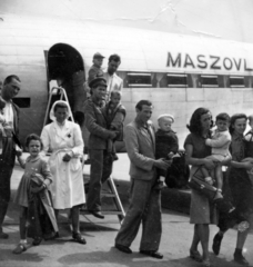 Hungary, Ferihegy (now - Ferenc Liszt) International Airport, Budapest XVIII., a MASZOVLET légitársaság HA-LIL lajstromjelű Li-2 típusú repülőgépe.A sSzamárköhögésben szenvedő gyermekeket repülőgépen viszik 2-3000 méter magasságba és így pótolják a magaslati helyen való tartózkodást., 1949, Artkraft, airplane, nurse, kid, Budapest, MASZOVLET airlines, hold in arms, Fortepan #164132