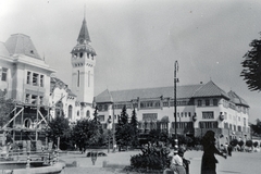 Románia,Erdély, Marosvásárhely, Gyözelem tér (Piața Victoriei, ekkor Ugron Gábor tér), balra a Városháza, jobbra a Kultúrpalota részlete látszik., 1941, Richl Ágnes, középület, Komor Marcell-terv, Jakab Dezső-terv, Fortepan #164207