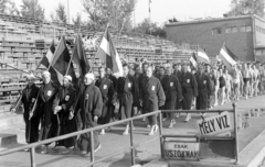 Magyarország, Margitsziget, Budapest, Hajós Alfréd Nemzeti Sportuszoda., 1948, Magyar Rendőr, fürdőruha, zászló, fürdőköpeny, nézőtér, mezítláb, sportoló, Hajós Alfréd-terv, Fortepan #16427