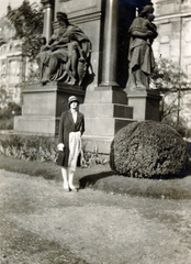 Magyarország, Budapest V., Széchenyi István (Ferenc József) tér, Deák Ferenc szobra, háttérben balra a Gresham-palota, jobbra a Pesti Magyar Kereskedelmi Bank székháza (később Belügyminisztérium)., 1928, Szántó Tamás, Budapest, Fortepan #164274