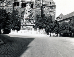 Hungary, Budapest I., Szentháromság tér, Szentháromság-szobor, mögötte a Pénzügyminisztérium., 1940, Szántó Tamás, Budapest, Fortepan #164294