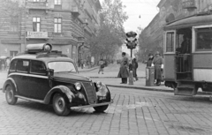 Magyarország, Budapest VI., Bajcsy-Zsilinszky út - Podmaniczky utca sarok. FIAT 1100 típusú személygépkocsi., 1948, Magyar Rendőr, jelzőlámpa, taxi, Fiat-márka, olasz gyártmány, rendőr, villamos, automobil, Fiat 1100B, rendszám, rendőrdobogó, Budapest, Fortepan #16430