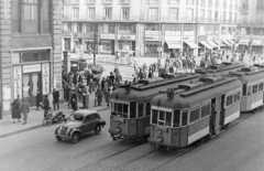 Magyarország, Budapest V.,Budapest VII., Kossuth Lajos utca - Károly körút (Somogyi Béla út) sarok az Astoria szállóból nézve., 1948, Magyar Rendőr, közlekedés, motorkerékpár, magyar gyártmány, Renault-márka, francia gyártmány, rendőr, villamos, Renault Juvaquatre, Ganz-márka, fagylaltos, rendőrdobogó, Budapest, viszonylatszám, Fortepan #16433