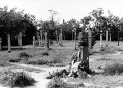 Magyarország, Budapest X., Új Köztemető, 301-es parcella 1989. június 16-án, az 56-os hősök újratemetésekor. Az Inconnu Csoport tagjai által állított kopjafák., 1989, Hegedűs Judit, temető, Budapest, inconnu művészcsoport, rendszerváltás, Fortepan #164339