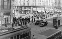 Magyarország, Budapest V.,Budapest VII., Astoria kereszteződés, a Kossuth Lajos utcából (Astoria szállóból) nézve., 1948, Magyar Rendőr, közlekedés, autóbusz, járókelő, rendőr, villamos, Wanderer-márka, automobil, Wanderer W23, fagylaltos, rendőrdobogó, Budapest, Fortepan #16434