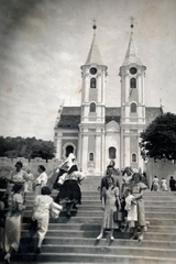 Magyarország, Máriagyűd, Siklós, (ekkor önálló, ma a város része), a kegytemplom., 1935, Fortepan/Album043, Ferences rend, búcsú, zarándokhely, baranyai horvát népviselet, Fortepan #164382