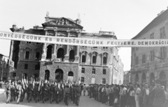 Magyarország, budai Vár, Budapest I., Dísz tér, szemben a Honvéd Főparancsnokság romos épülete., 1948, Magyar Rendőr, háborús kár, zászló, utcakép, politikai dekoráció, közönség, Budapest, Fortepan #16439