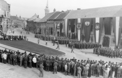 Magyarország, budai Vár, Budapest I., Dísz tér, a Tárnok utca felé nézve., 1948, Magyar Rendőr, egyenruha, zászló, utcakép, politikai dekoráció, buszmegálló, közönség, címer, Kossuth címer, Budapest, nemzeti jelkép, Fortepan #16443