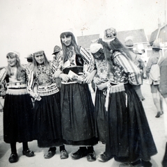 Hollandia, Vogelenzang, lányok holland népviseletben, a felvétel az 5. Nemzetközi Cserkész Világtalálkozó (Jamboree) idején készült., 1937, Baráth Géza, népviselet, Fortepan #164435