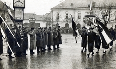 Slovakia, Nové Zámky, Kossuth Lajos tér (Fő tér, Hlavné námestie), jobbra a Czuczor Gergely cserkészcsapat és háttérben a Szálló az Arany Oroszlánhoz, 1940, Győri Zoltán, Fortepan #164465