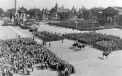 Magyarország, Budapest XIV., Hősök tere., 1948, Magyar Rendőr, ló, politikai dekoráció, tribün, lovas, Rákosi Mátyás-ábrázolás, timpanon, Budapest, Fortepan #16448