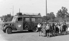 Magyarország, Széchenyihegy, Budapest XII., Hegyhát út, a Gyermekvasút (Úttörővasút) végállomásánál., 1948, Magyar Rendőr, vasút, úttörő, autóbusz, csoportkép, légvezeték, diáksapka, Praga-márka, Gyermekvasút, Budapest, Praga RN/RD, Fortepan #16451