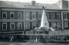 Magyarország, Nyíregyháza, Huszár tér, huszárlaktanya., 1940, Bartha Emese, emlékmű, Turul-szobor, Fortepan #164516