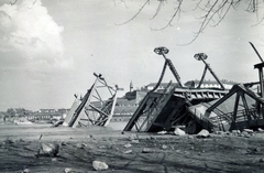 Szerbia, Újvidék, a lerombolt közúti híd (Most kraljevića Tomislava) maradványa, háttérben Pétervárad., 1941, Bartha Emese, háborús kár, Fortepan #164518