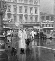 Magyarország, Budapest V., Károly körút (Somogyi Béla út) 4. a Rákóczi út felől nézve., 1948, Magyar Rendőr, egyenruha, forgalom, utcakép, villamos, virág, esernyő, buszmegálló, Budapest, Fortepan #16458