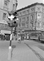 Magyarország, Budapest VIII.,Budapest VII., Baross tér, szemben a Bethlen Gábor utca torkolata., 1948, Magyar Rendőr, közlekedés, jelzőlámpa, villamos, söröző, Budapest, Fortepan #16466