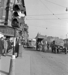 Magyarország, Budapest VIII.,Budapest VII., Baross tér, szemben a Verseny utca sarkán álló házak., 1948, Magyar Rendőr, közlekedés, autóbusz, lovaskocsi, jelzőlámpa, rendőr, MÁVAG-márka, MÁVAG Tr5, Budapest, kerékpár, Fortepan #16467