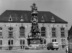 Magyarország, budai Vár, Budapest I., Szentháromság tér, Szentháromság-szobor, mögötte a BME Schönherz Zoltán Kollégiuma (az egykori Pénzügyminisztérium épülete)., 1962, Faragó László, Ikarus-márka, Ikarus 55, szentháromság szobor, Budapest, Fortepan #164671