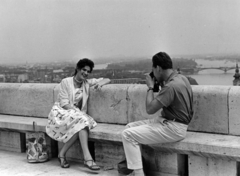 Magyarország, budai Vár,Halászbástya, Budapest I., háttérben a Margit híd és a Margit-sziget., 1962, Faragó László, fotózás, táska, hölgy, Duna, Budapest, Fortepan #164677