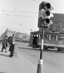 Magyarország, Budapest VIII.,Budapest VII., Baross tér, szemben a Verseny utca sarkán álló házak., 1948, Magyar Rendőr, közlekedés, jelzőlámpa, rendőr, villamos, Budapest, Fortepan #16468