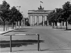 Németország, Berlin, Kelet-Berlin, Unter den Linden, szemben a Brandenburgi kapu., 1962, Faragó László, NDK, Kelet-Berlin, Fortepan #164691