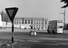 Németország, Berlin, Kelet-Berlin, Múzeum-sziget, Schlossplatz (Marx Engels Platz) a Lustgarten felől nézve, szemben középen a Neuer Marstall., 1962, Faragó László, NDK, emeletes autóbusz, Kelet-Berlin, Fortepan #164693